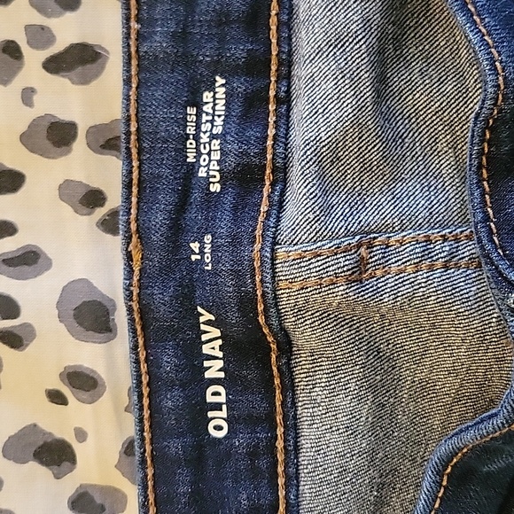 Old Navy mid-rise Rockstar super skinny frayed hemline cropped jeans - Picture 4 of 7